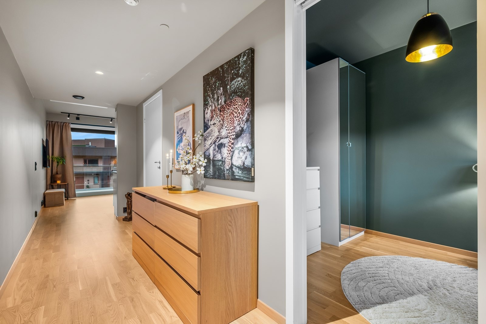 Veggene i gang og stue/kjøkken er nymalte i pene, tidsriktige farger. Galleribilde