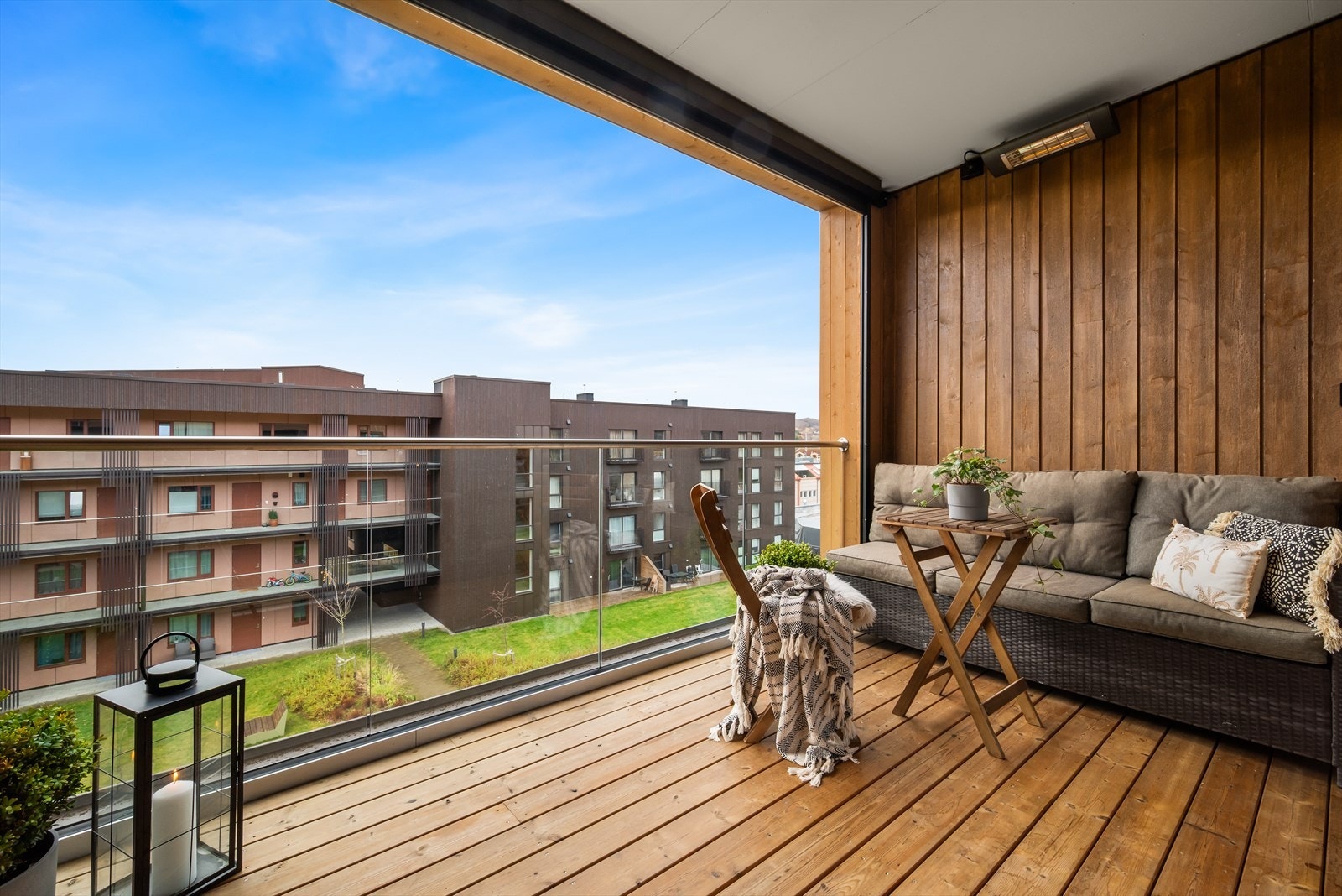 Beliggenheten er sentral og svært attraktiv, med Melhustorget kjøpesenter i første etasje - kun en heistur unna. Galleribilde