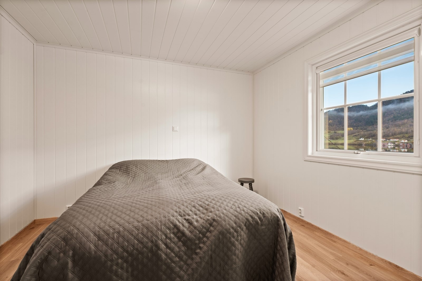 Hovedsoverom med god plass til dobbeltseng Galleribilde