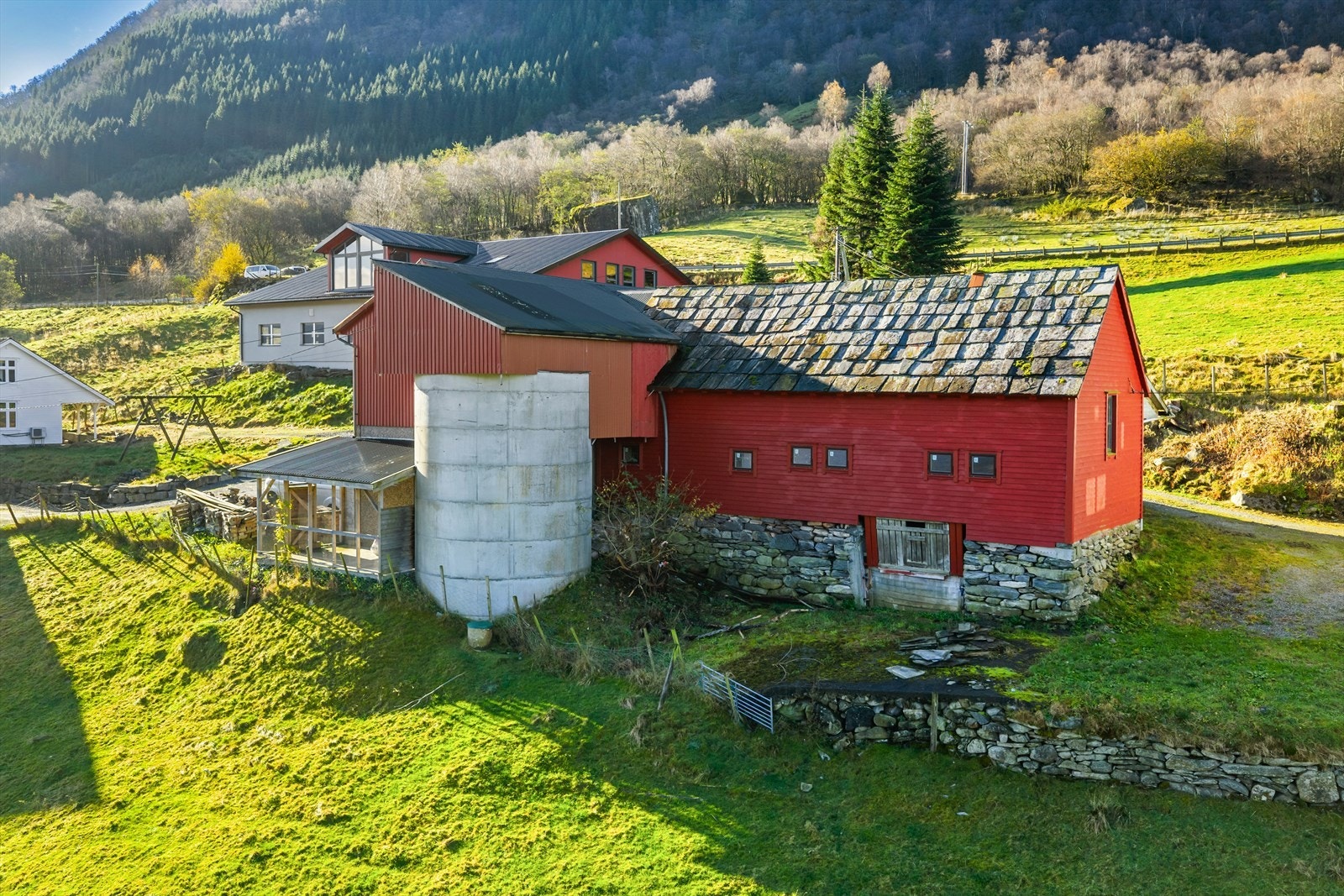 Løe/Driftsbygg: Eldre driftsbygg/Løe dimensjonert for ca. 80 sau, men driftsopplegg er ikke helt oppdatert etter dagens driftsnormer ifølge landbrukstakst. Oppgradering må påregnes. Hundgård på nedsiden. Galleribilde