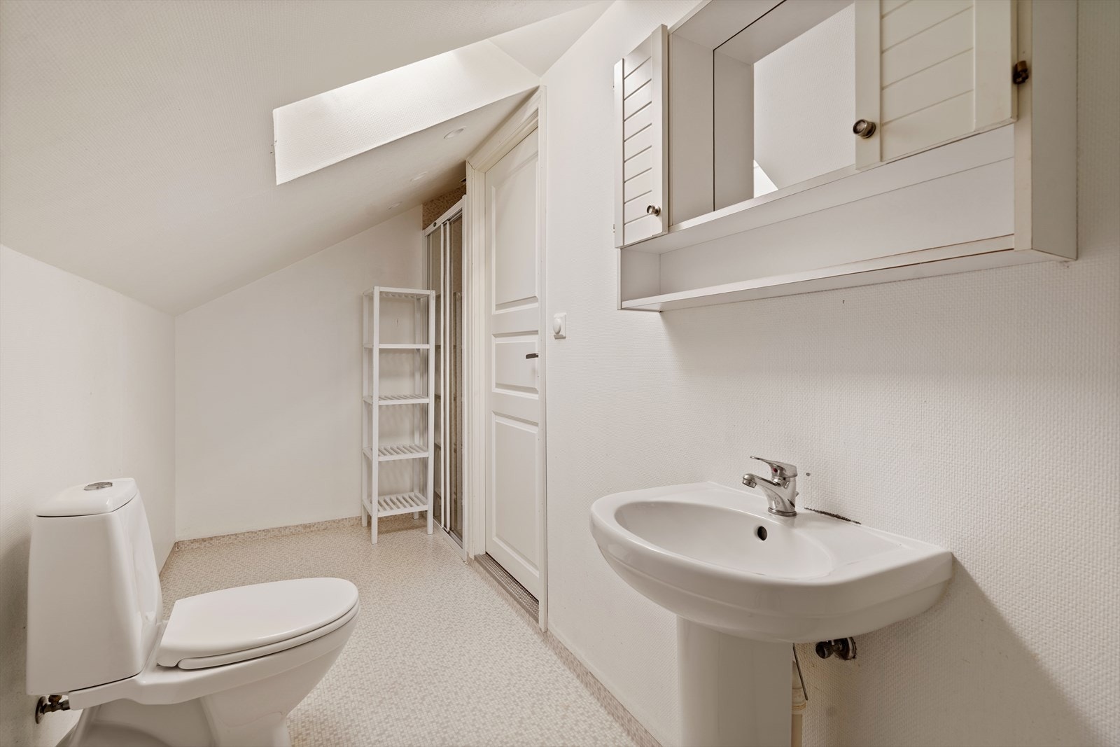 Bad i loftetasjen med dusjnisje og toalett. Galleribilde