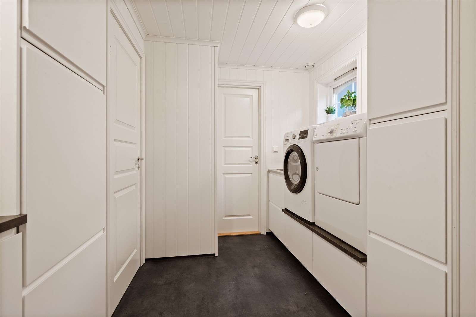 Vaskerom i hovedetasje med opplegg for vaskemaskin og praktisk arbeidshøyde. Godt med skapplass. Galleribilde