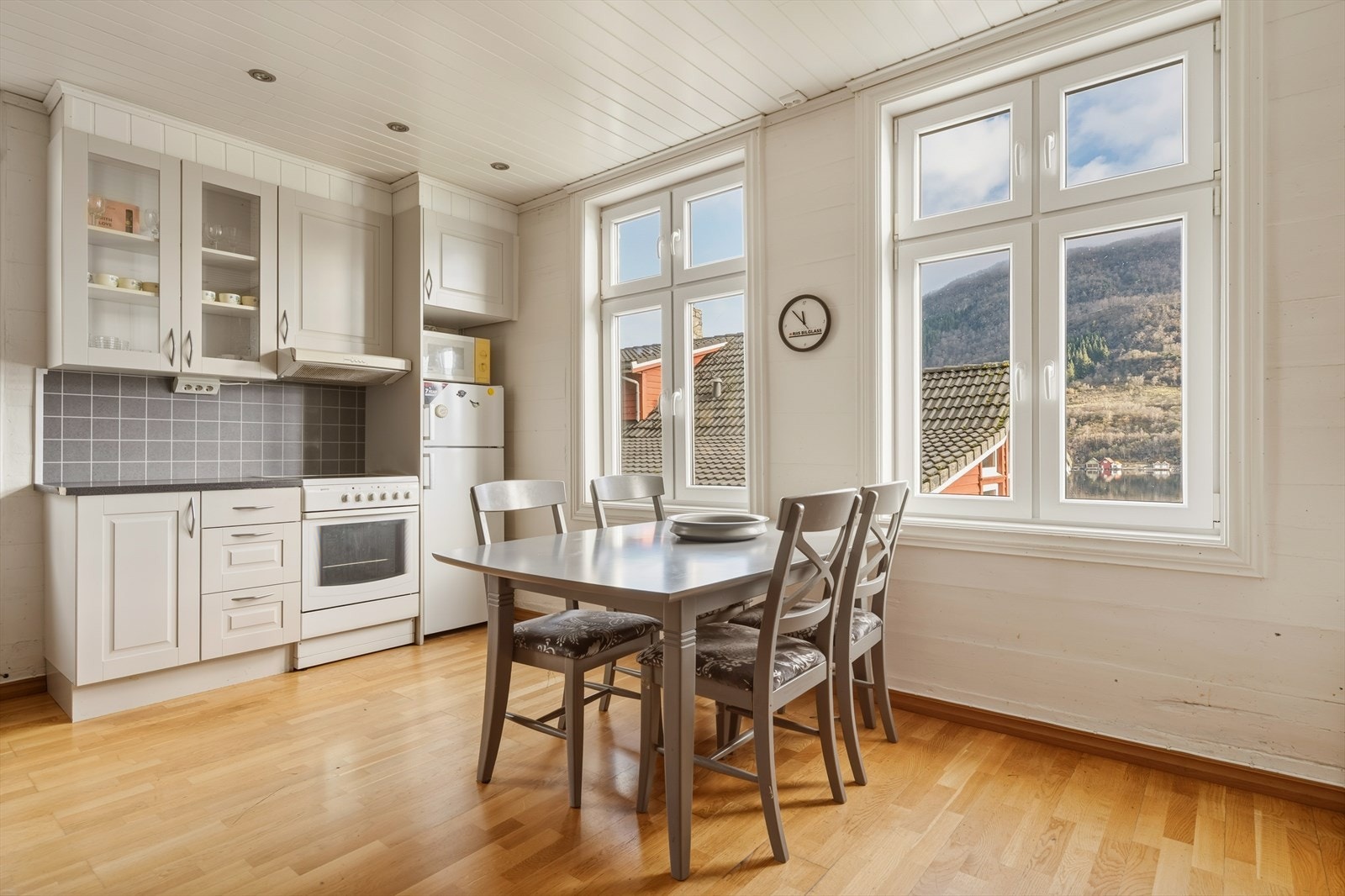 Kjøkken med spiseplass Galleribilde