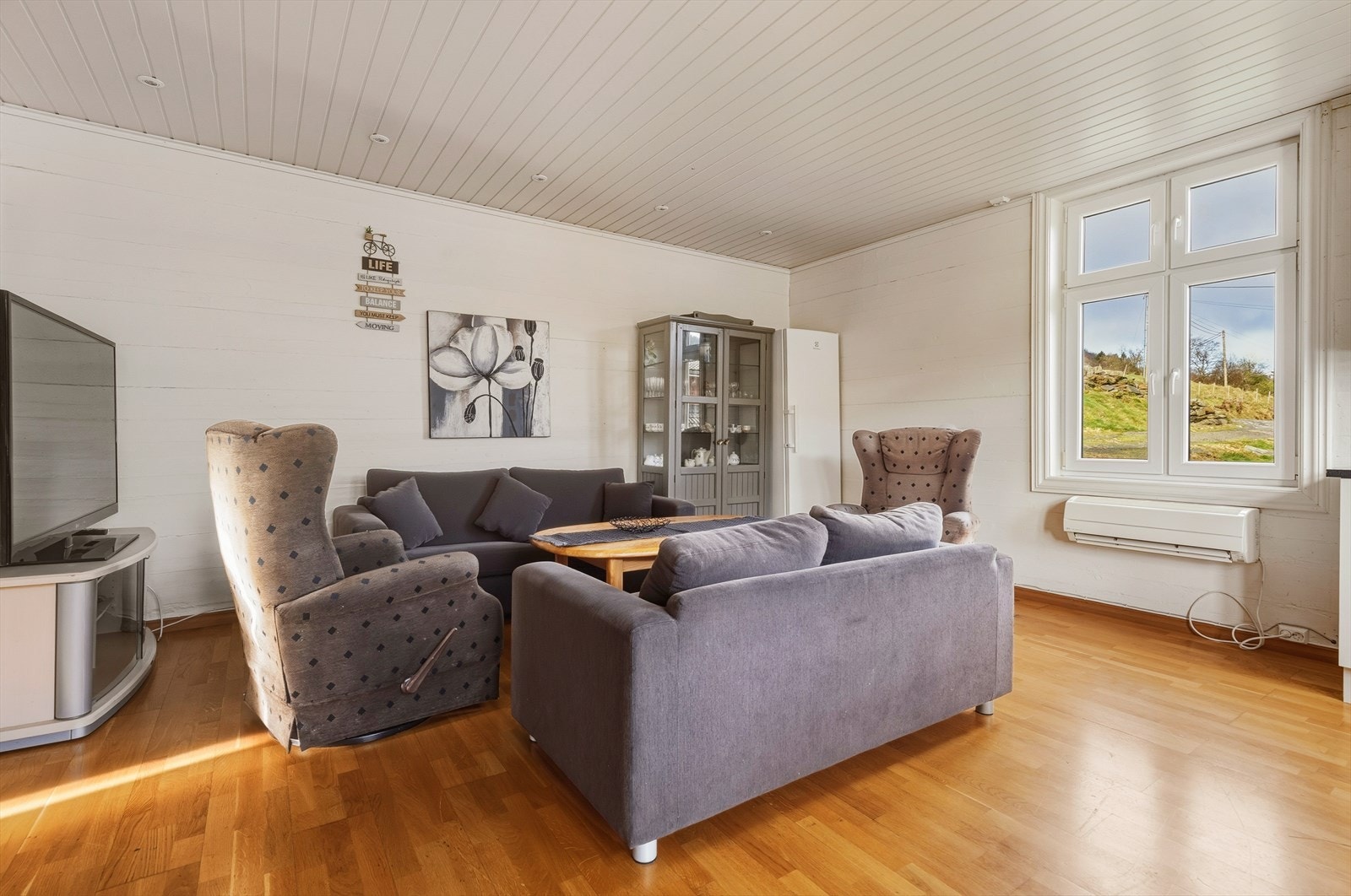 God plass til sofagruppe. I tillegg til vedovn er det også montert varmepumpe. Galleribilde