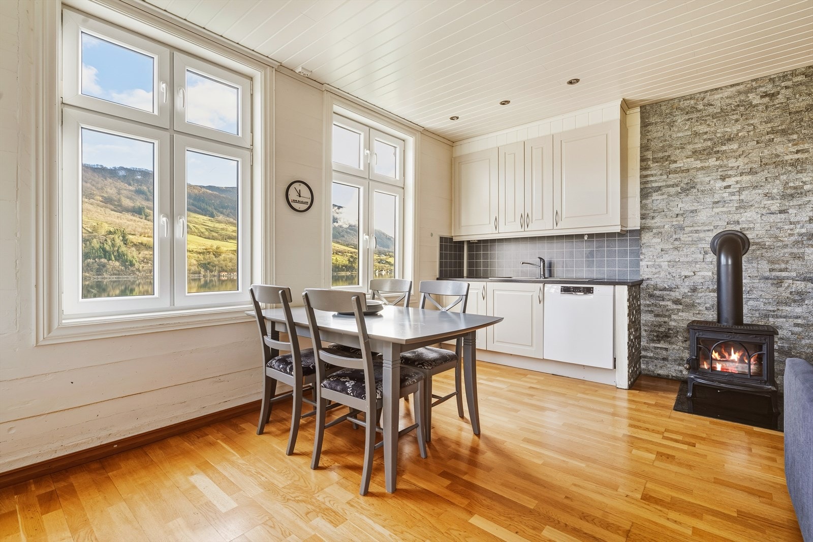 Åpen stue/kjøkkenløsning med peisovn Galleribilde