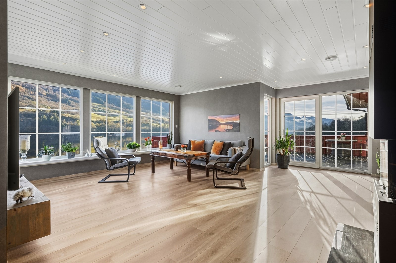 Stor og romslig stue med plass til flere sittegrupper. Fantastisk utsikt! Galleribilde