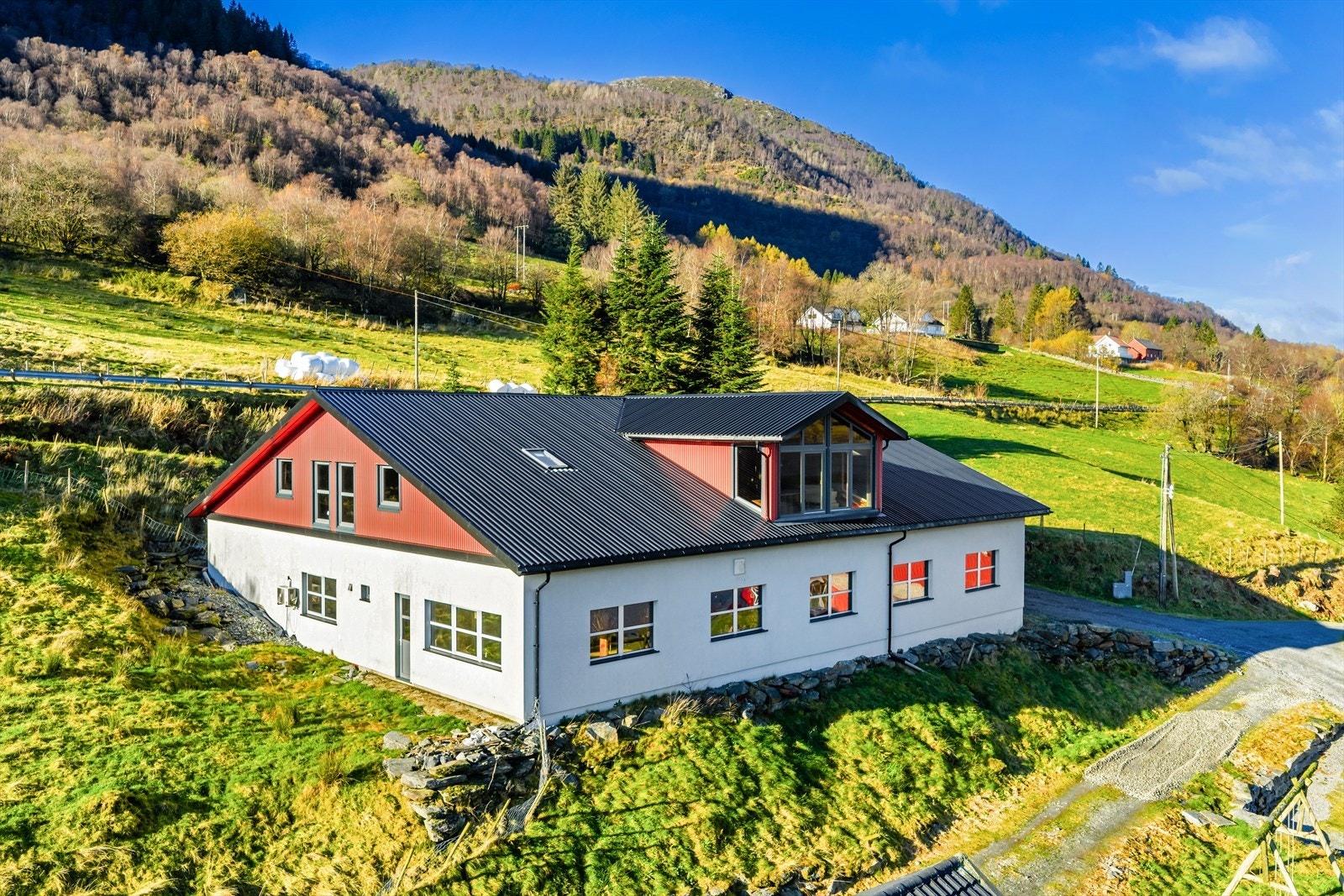 Lagerhall/Redskaphus: Stort verksted, lagerrom og garderobe.
Uinnredet loft med fantastisk utsikt!
Verkstedhallen og garderobedelen er ifølge selger isolert og har varmepumpe. Galleribilde
