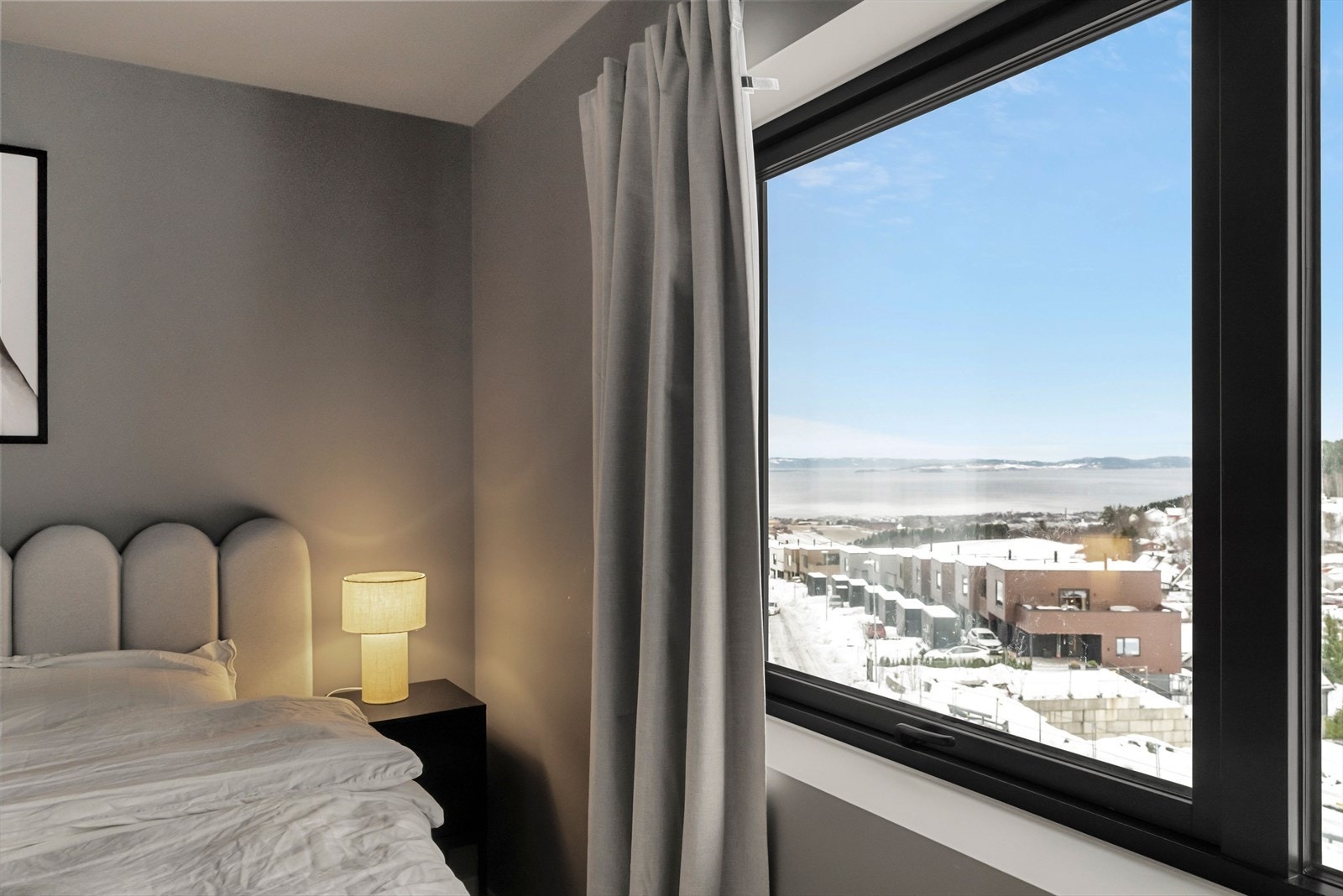 Det store soveromsvinduet gir innslipp av naturlig lys og en fantastisk utsikt mot fjorden. Galleribilde