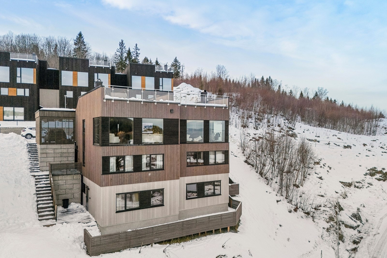 Eiendommen ligger i et attraktivt og veletablert boligområde på Stokkåsen, som er særlig populært for familier med barn, etablerere og husdyreiere. Galleribilde