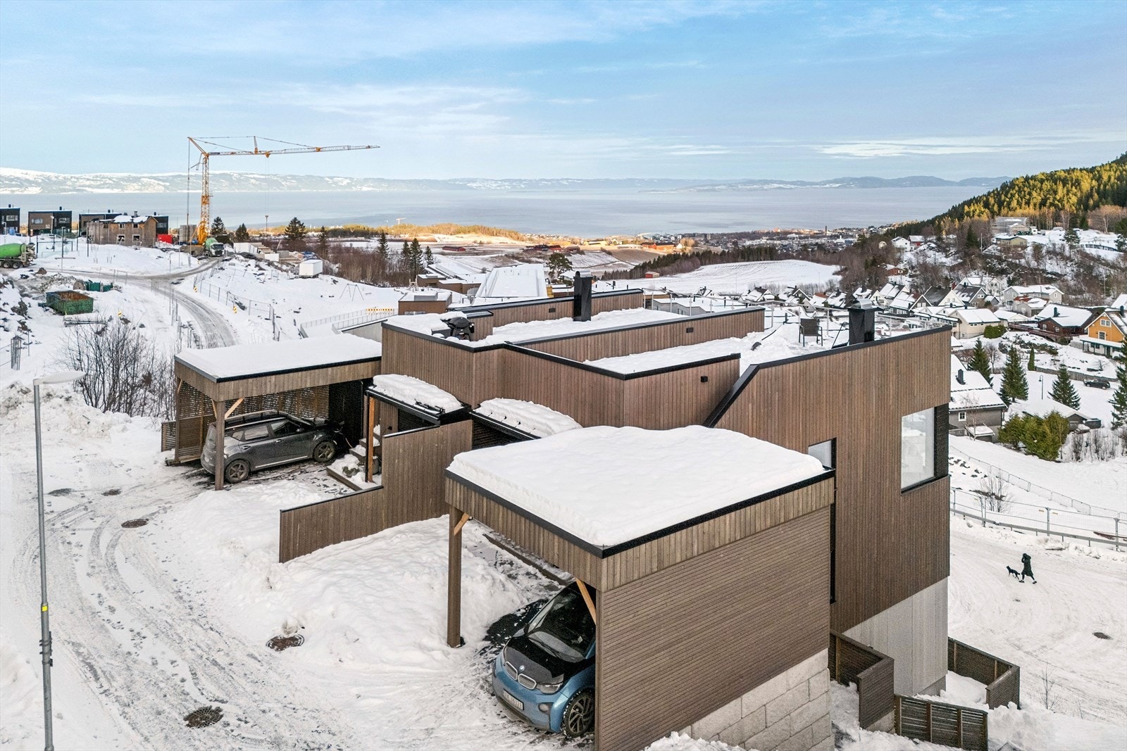 Offentlig kommunikasjon er lett tilgjengelig fra eiendommen. Nærmeste bussholdeplass ligger ca. 10 minutters gange unna, med flere busslinjer som gir god forbindelse til øvrige deler av Trondheim. Galleribilde