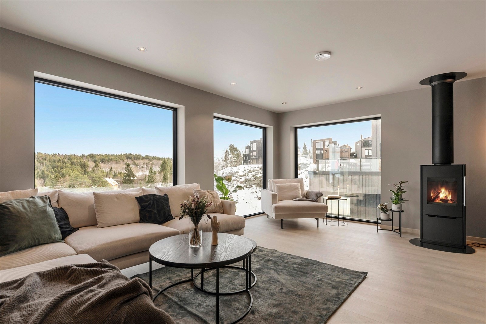 Stuen og kjøkkenet ligger i en åpen løsning, og danner til sammen et allrom på hele 47 kvm. Galleribilde