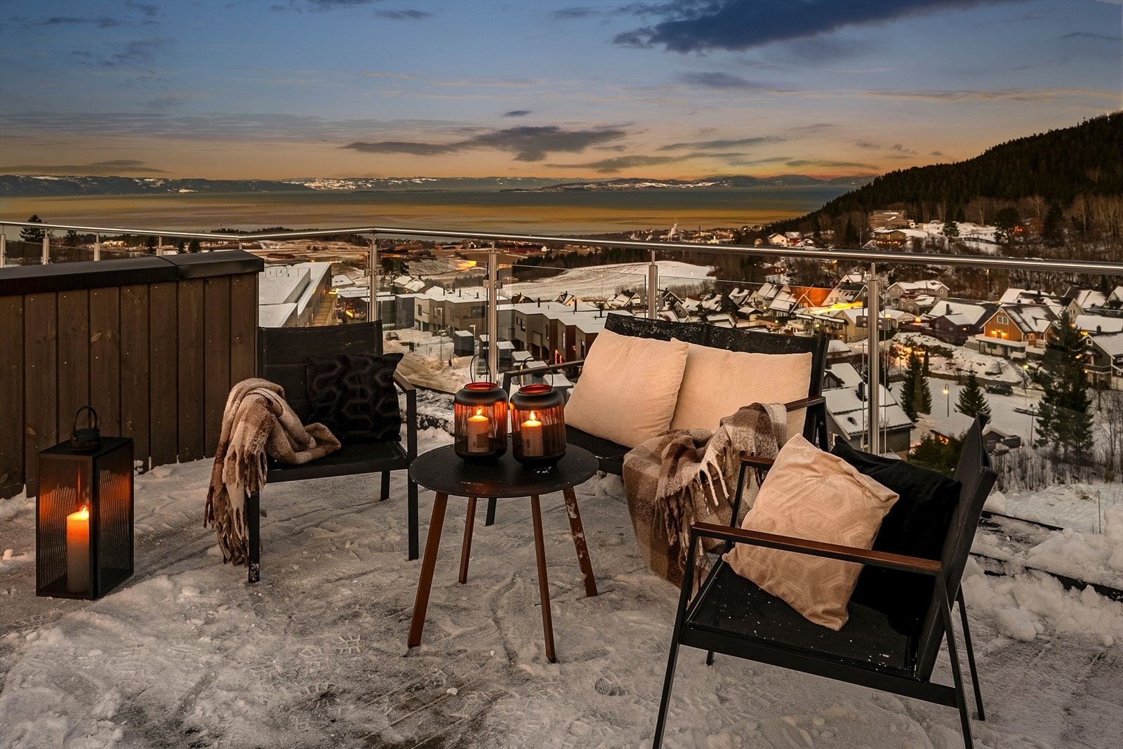 Beliggenheten gir flotte lysforhold og utsikt som strekker seg langt utover Trondheimsfjorden. Galleribilde