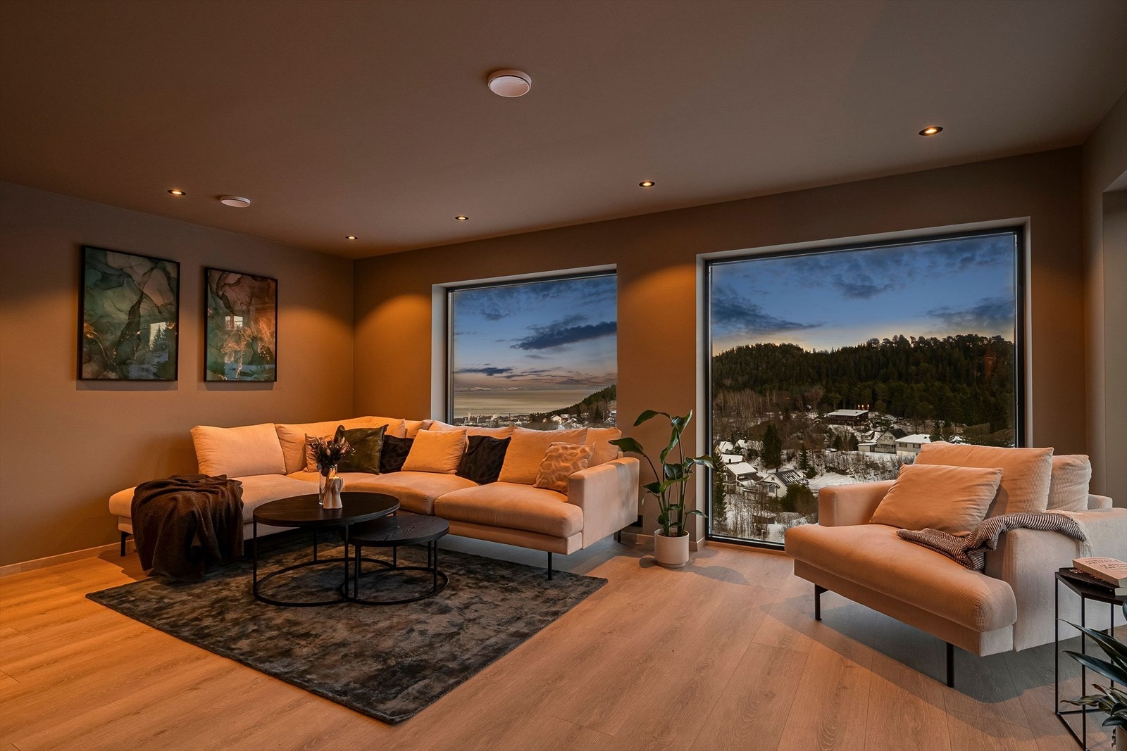 Det er lagt oppgradert kvalitetslaminat fra Berry Alloc i store planker, som sammen med gjennomgående sorte detaljer gir et moderne og helhetlig uttrykk. Galleribilde