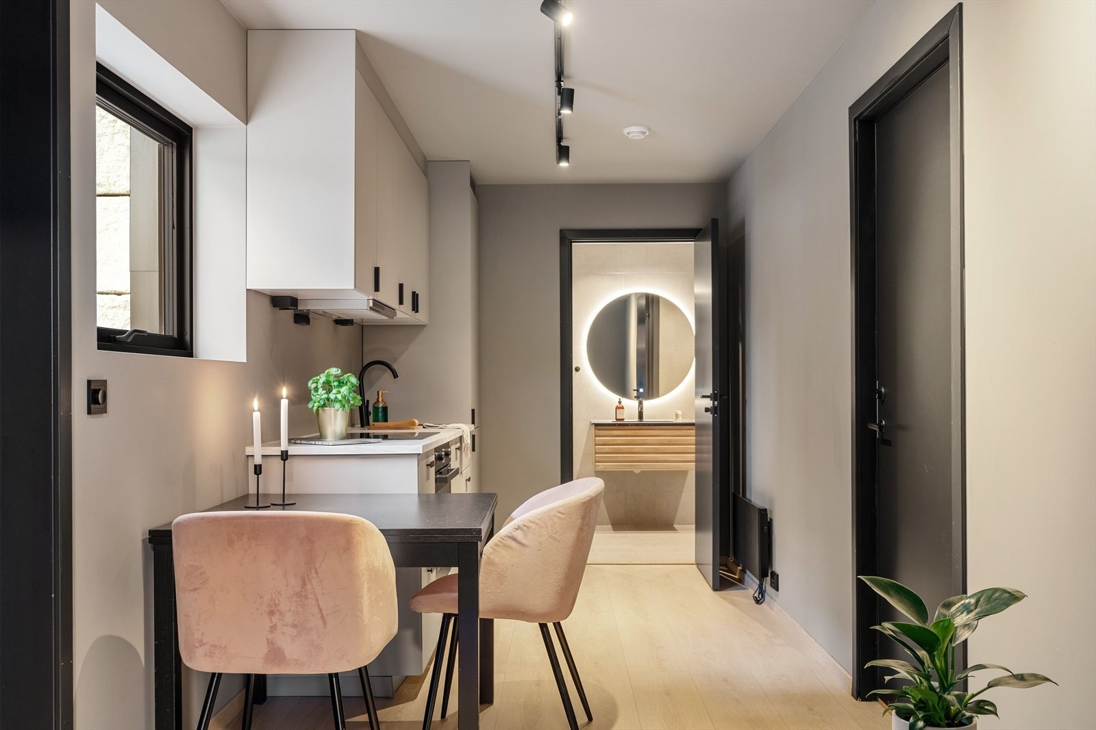 Kjøkkenet er levert fra IKEA og har en kompakt og funksjonell utforming med integrerte løsninger og plass til mindre spisebord. Galleribilde