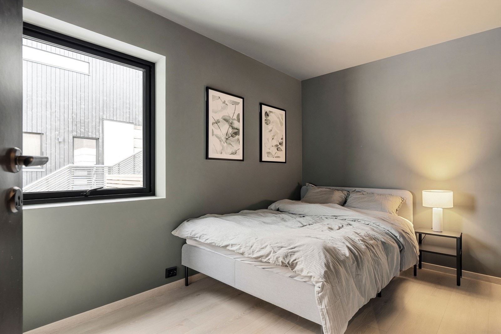 Soverommene er romslige, og alle sammen har plass til både dobbelseng og garderobe. Galleribilde