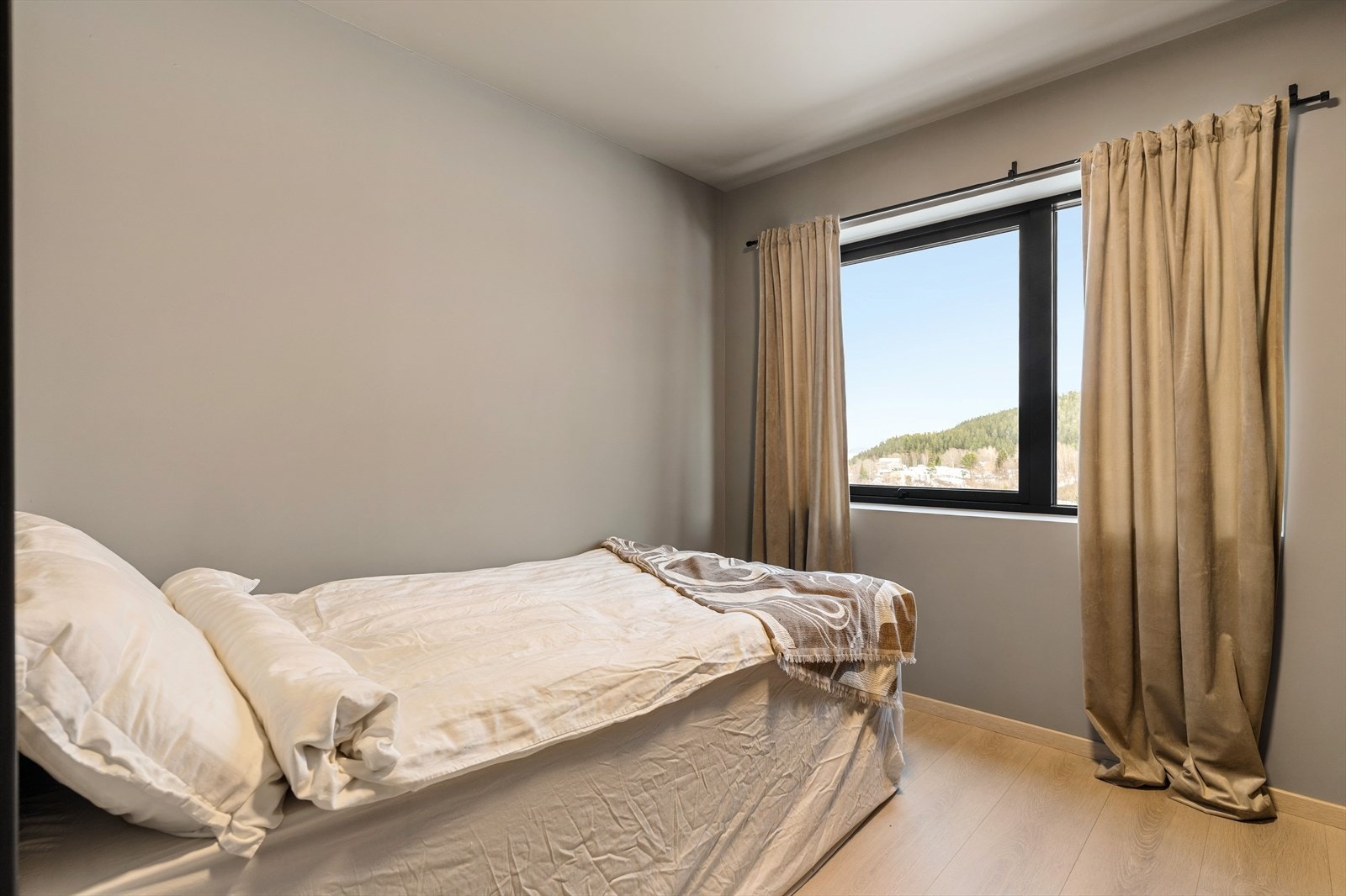 Det er etablert lyddør mellom hoveddel og hybeldel, og vegger mellom enhetene er etterisolert og bygget opp med doble gipsplater for forbedret lydisolering. Galleribilde