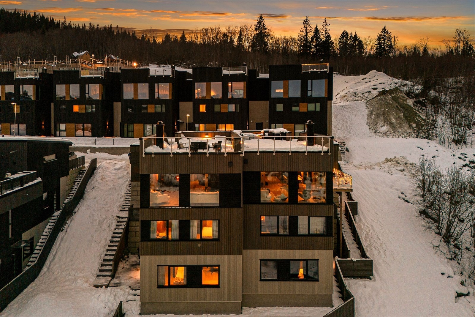 Dette er en lekker funkisbolig fra 2024 som kombinerer oppgraderte materialvalg med smarte løsninger. Galleribilde