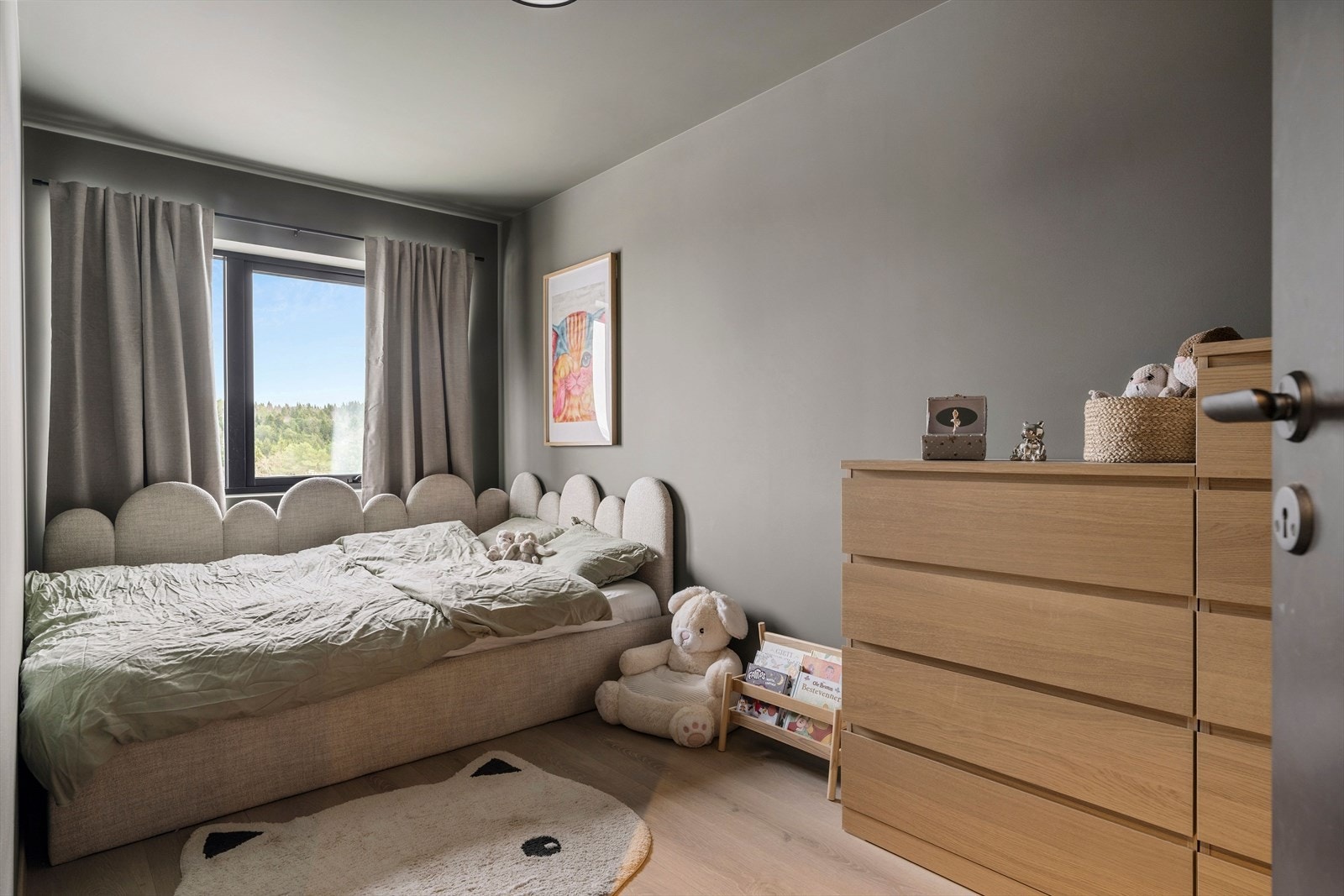 Boligen har flere soverom samlet i mellometasjen på hhv. 12.5, 10 og 8.5 kvm. Galleribilde