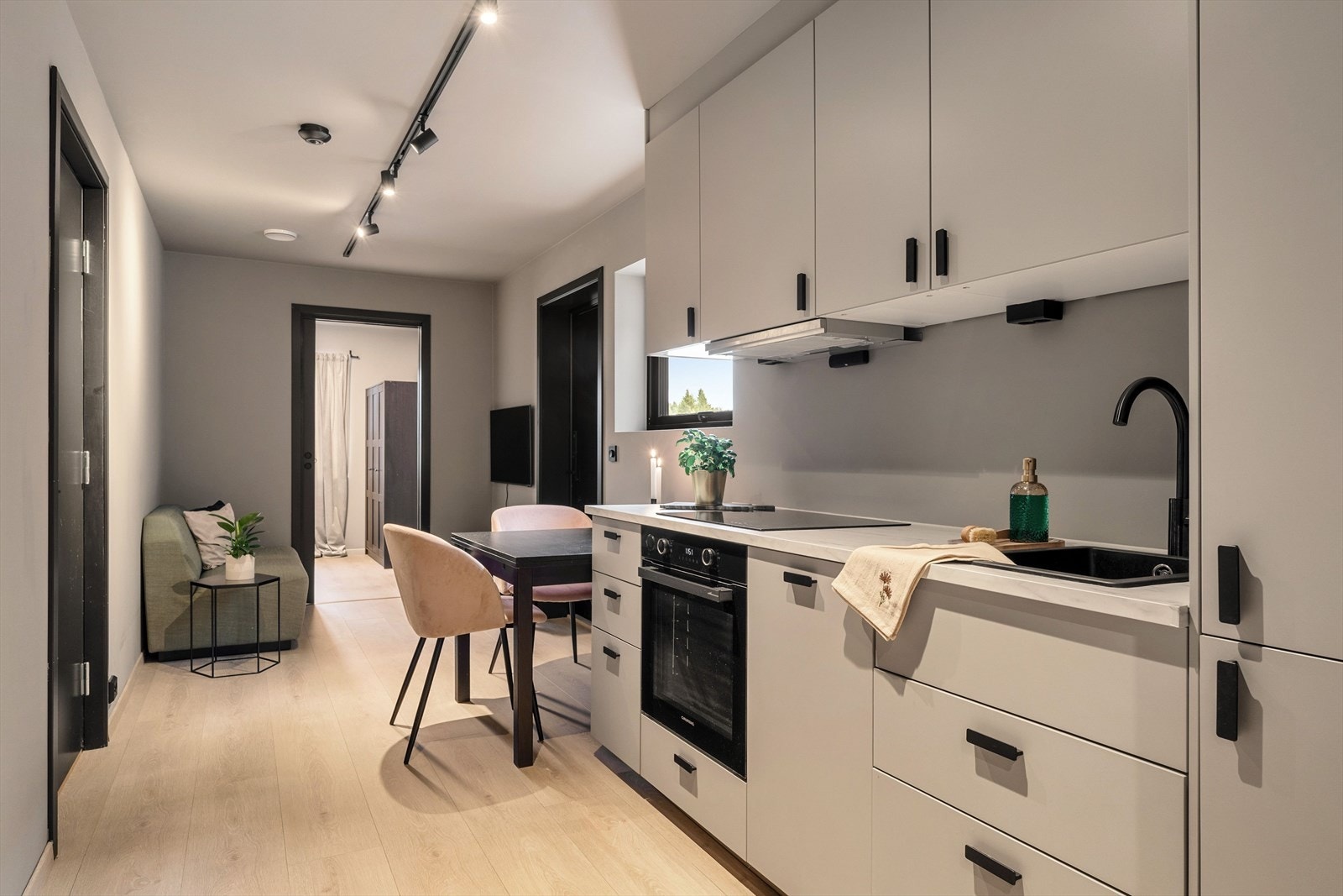 Boligen har en separat hybeldel. Hybelen er innredet med åpen løsning for opphold og kjøkken, samt eget bad. Galleribilde