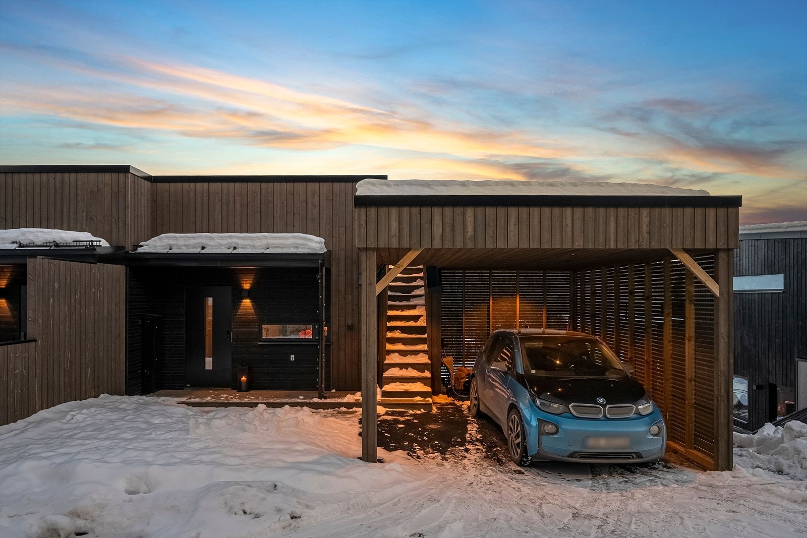 Det er etablert carport som også er asfaltert. Her finner man i tillegg en elbillader fra Zaptec. Galleribilde