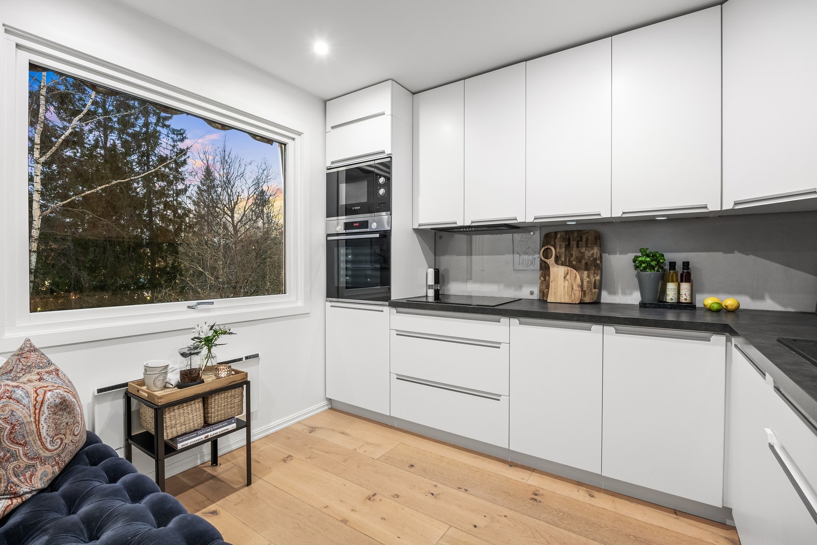 Separat kjøkken, med downlights i himling og glatt innredning fra Black Red White. Galleribilde