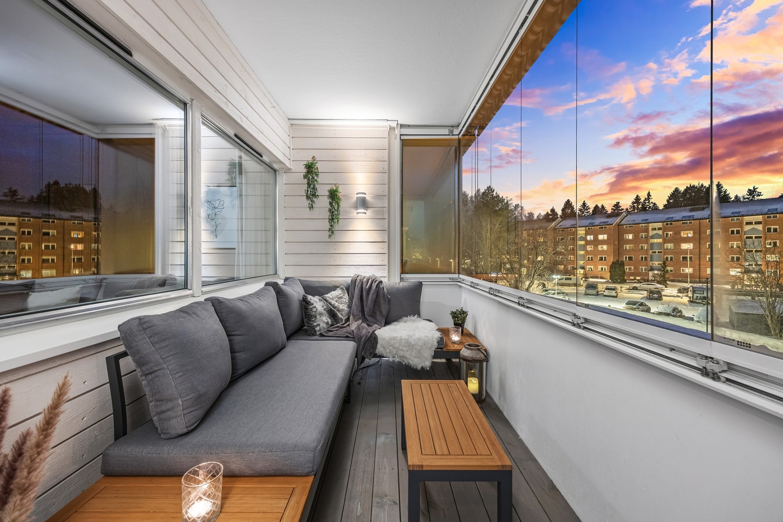 Utgang til vestvendt, innglasset balkong, med gode solforhold. Galleribilde