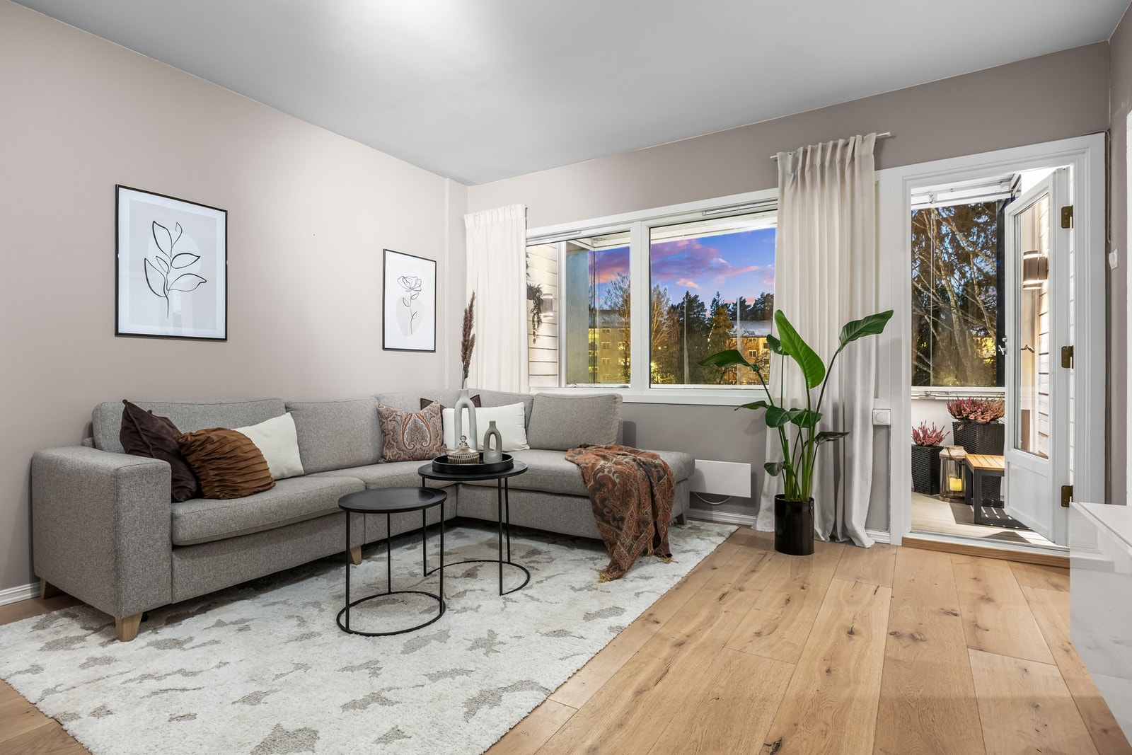 Leiligheten har et trivelig oppholdsrom og med godt naturlig lysinnslipp. Galleribilde