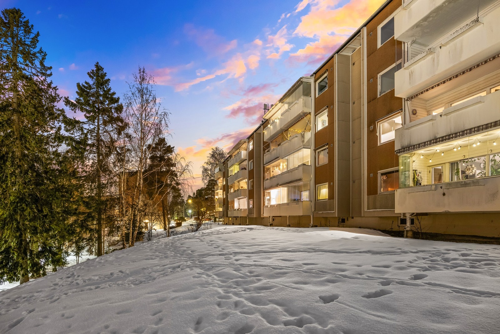 Nedenfor blokken går det en gangvei som enkelt tar deg mot Bøler senter og T-banen. Galleribilde