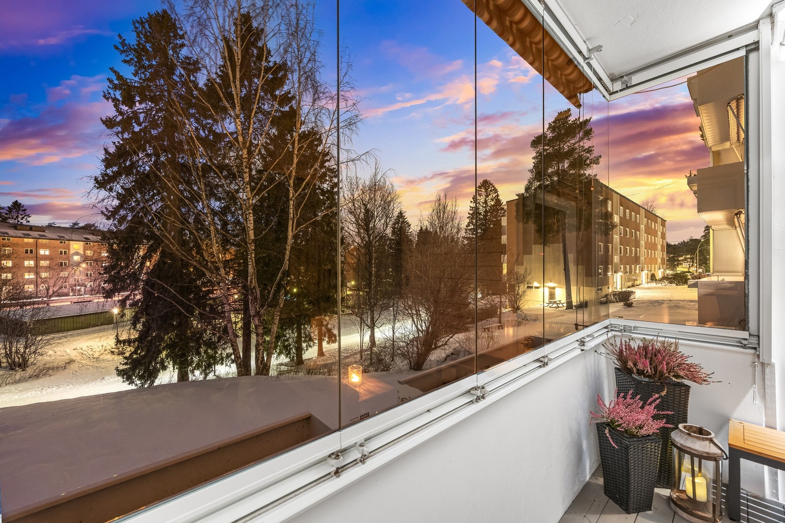 Balkongen er over 7 kvm, og har plass til både utemøblement og grill. Her får du også bevitne flotte solnedganger. Galleribilde