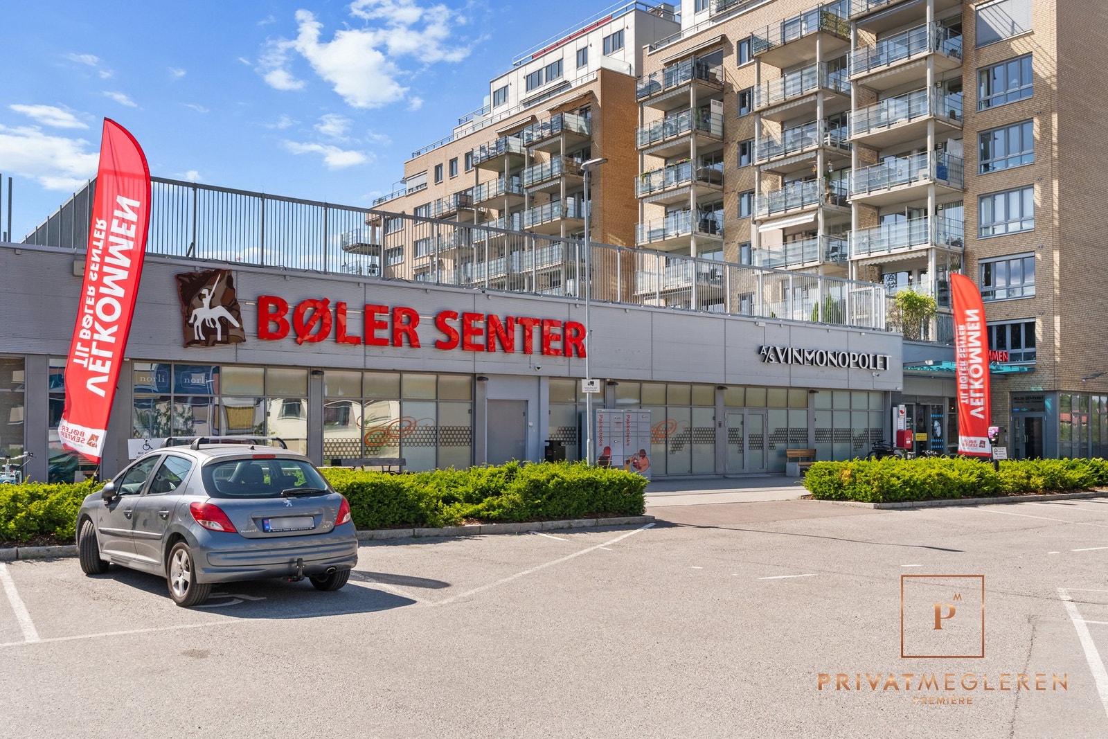 Videre har du gangavstand til Bøler senter, som er et hyggelig nærsenter. Her finnes blant annet blomsterbutikk, café, vinmonopol, coop mega og apotek mm. Galleribilde