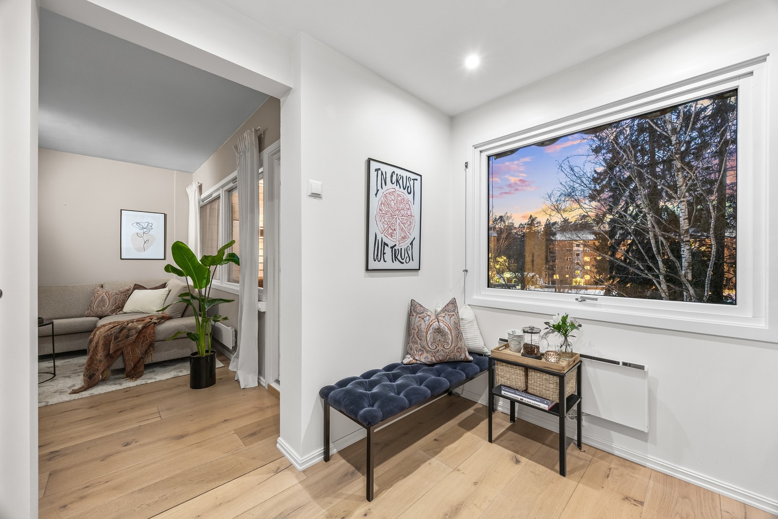 På kjøkkenet er det plass til et frokostbord ved vindu, hvor den grønne utsikten kan nytes sammen med morgenkaffen. Galleribilde