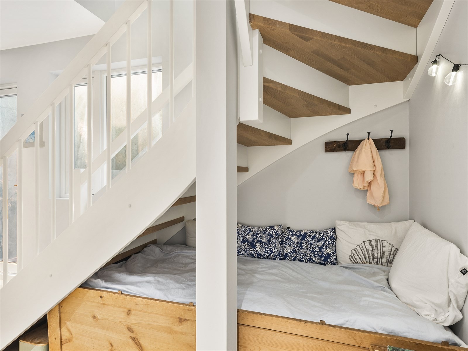 Detaljer som viser den smarte utnyttelsen av plassen under trappen. Galleribilde