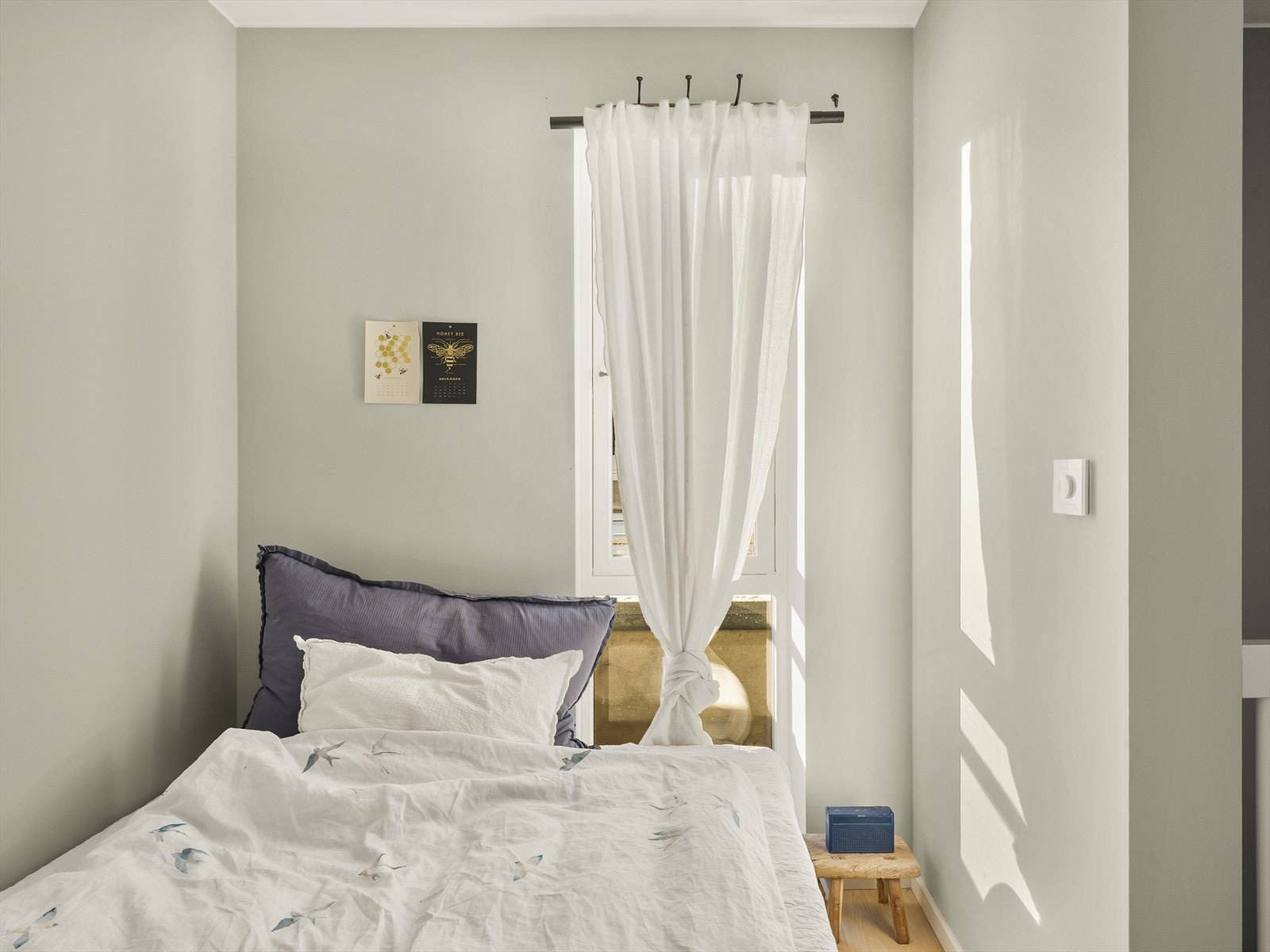 Alkoven i 1 etg gir plass til en god størrelse på sengen. Galleribilde