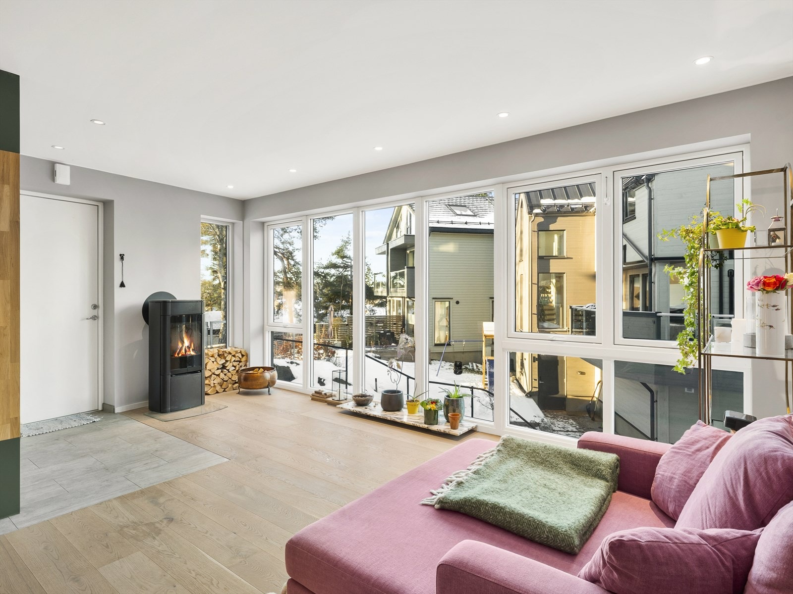 Leiligheten har en åpen og sosial planløsning og et balansert ventilasjonsanlegg for optimalt inneklima. Galleribilde