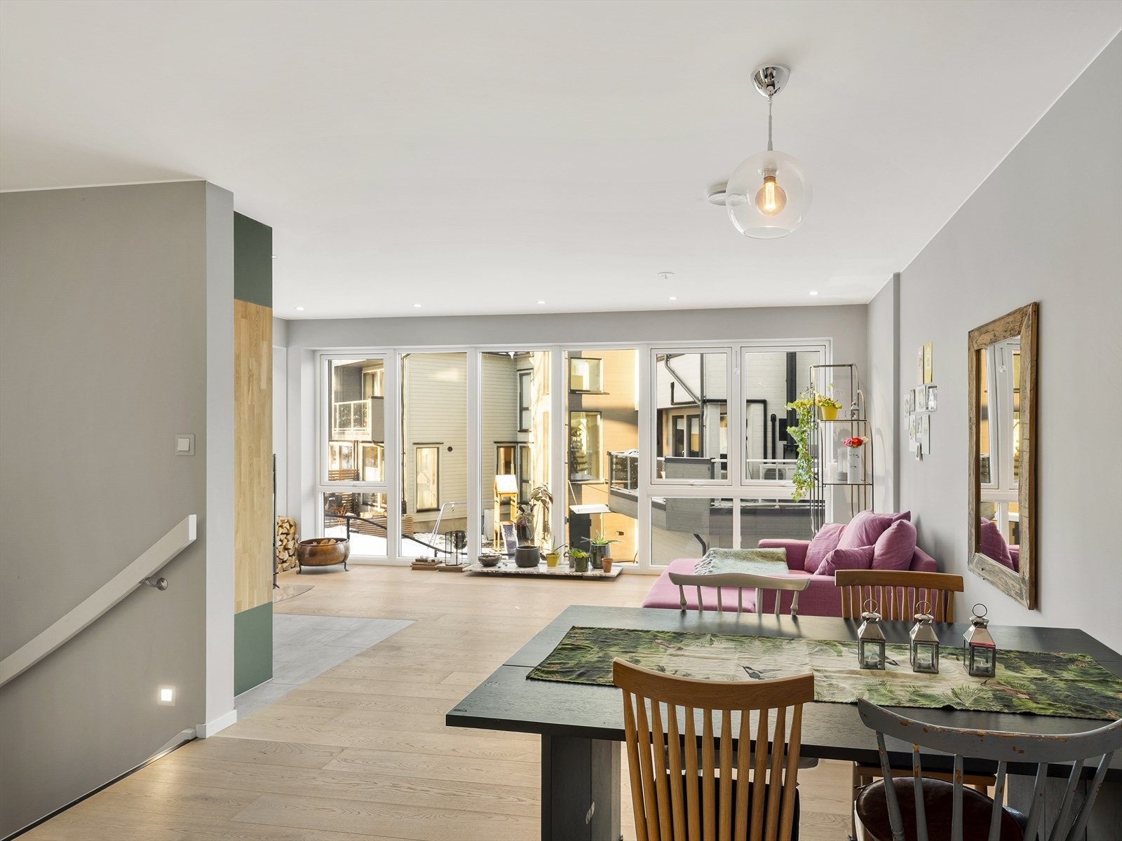 Store vindusflater gir rikelig med lys. Galleribilde