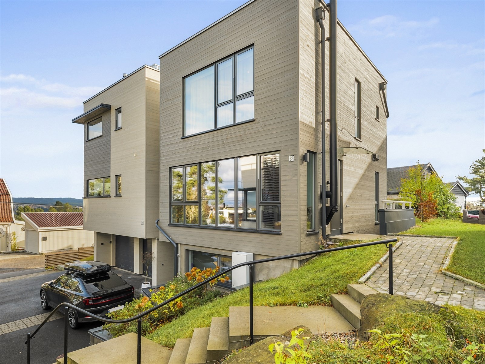 Egen biloppstillingsplass med klargjort opplegg for elbillader. Galleribilde