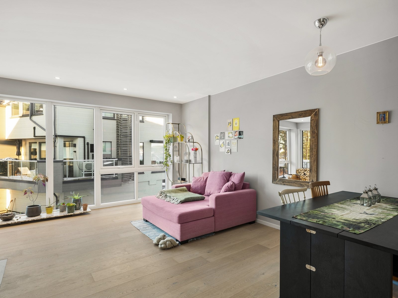 Stuen er romslig med god plass til både sofagruppe og spisebord. Galleribilde