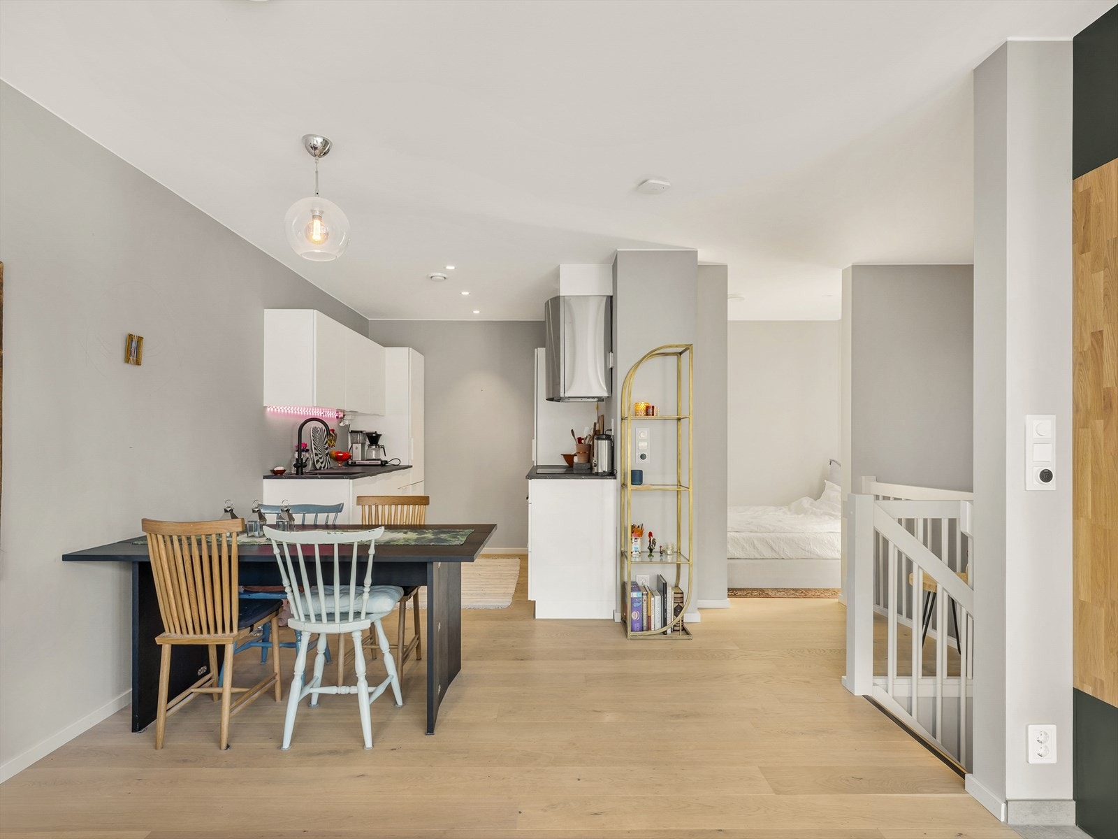 Kjøkken med tilhørende spiseplass i det lyse, åpne rommet. Galleribilde