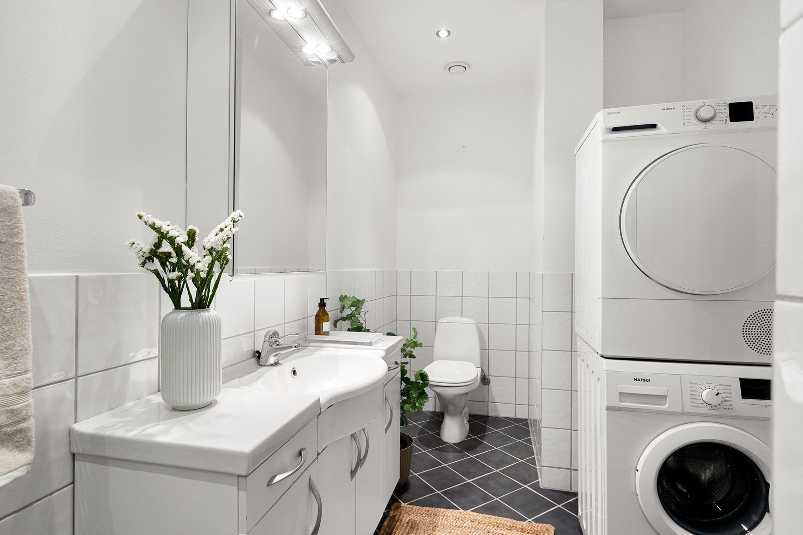 Baderommet har flislagt gulv med gulvvarme. Rommet er utstyrt med bereder, mekanisk avtrekk og opplegg for vaskemaskin. Galleribilde