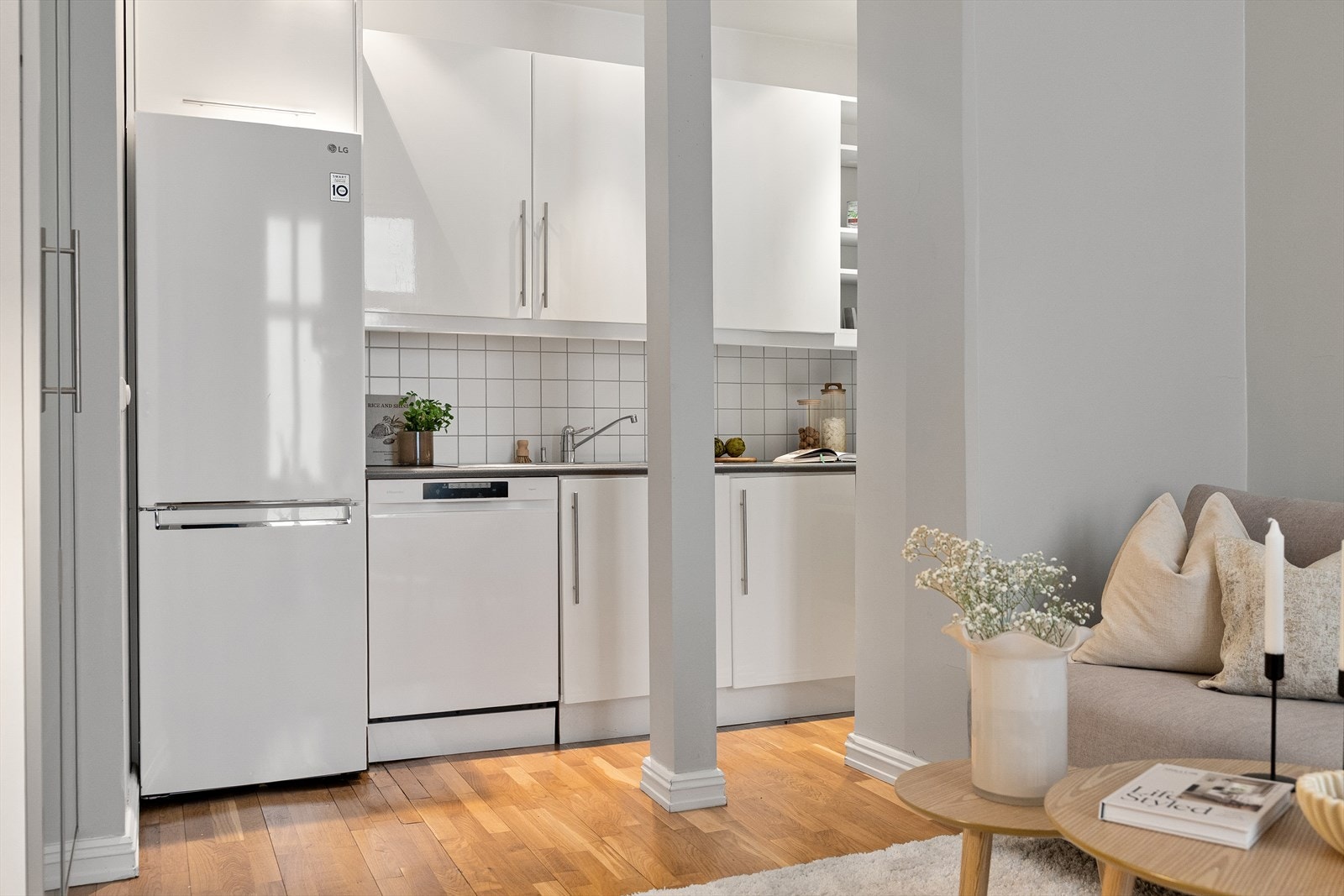 Det er en åpen stue/kjøkkenløsning. Galleribilde