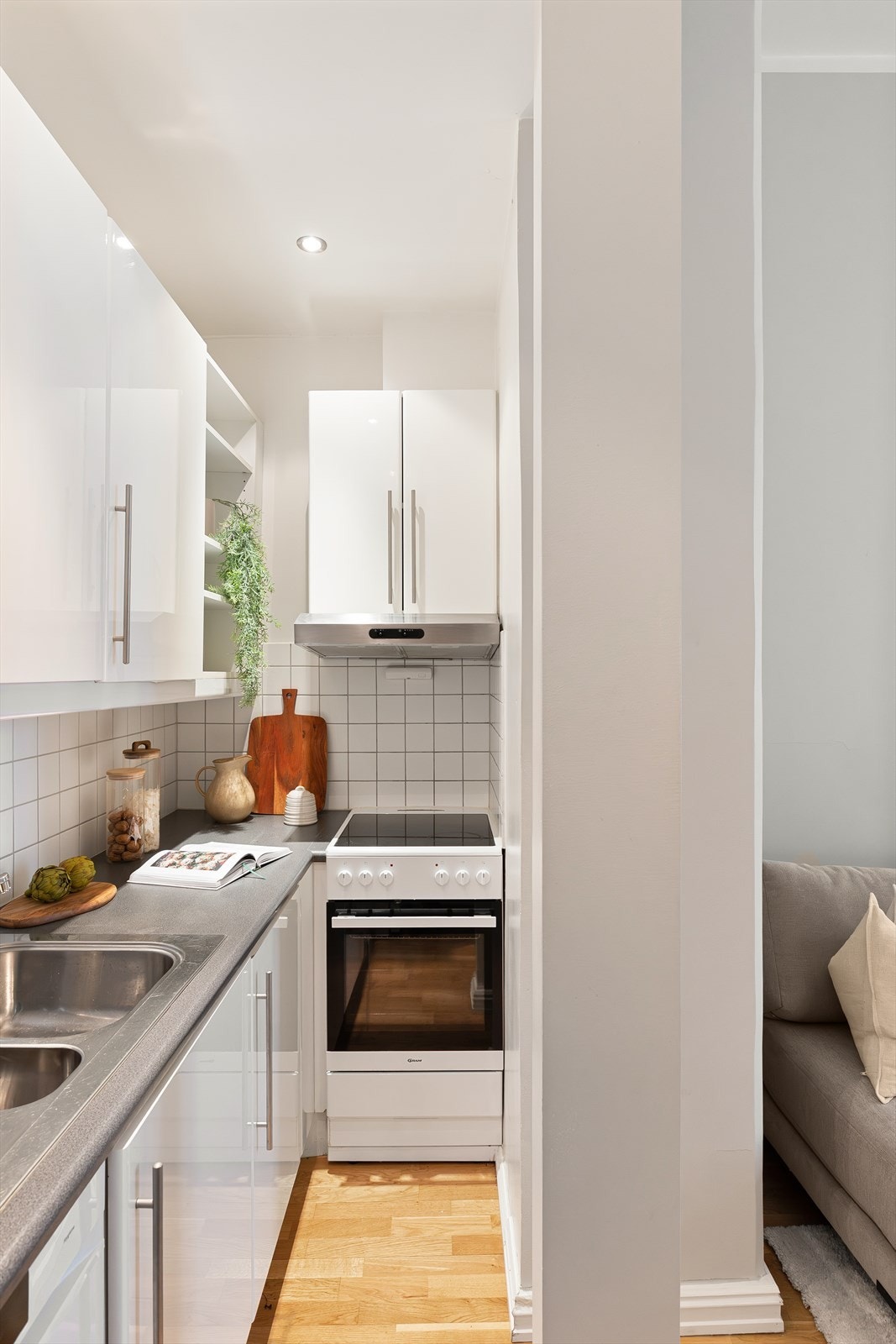 Kjøkkenet har mekanisk avtrekksvifte over stekesonen, samt komfyr, kombiskap og opplegg for vaskemaskin. Galleribilde