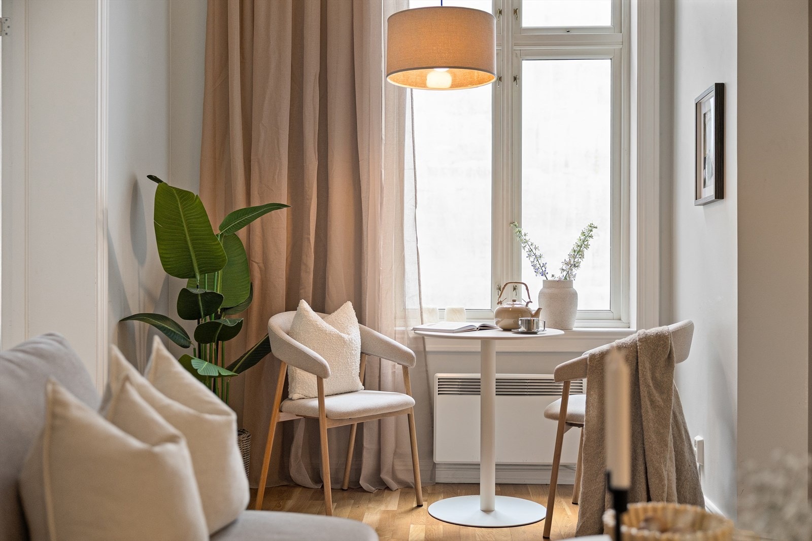 Her er det også plass til et hyggelig spisebord. Perfekt for hyggelig måltider med venner og familie. Galleribilde