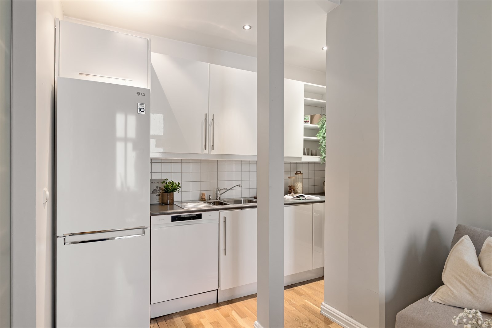 Eldre kjøkken utstyrt med kjøkkeninnredning med glatte, laminerte fronter og laminert benkeplate. Benkeplaten har overmontert oppvaskkum med ettgreps blandebatteri fra FM Mattsson. Galleribilde