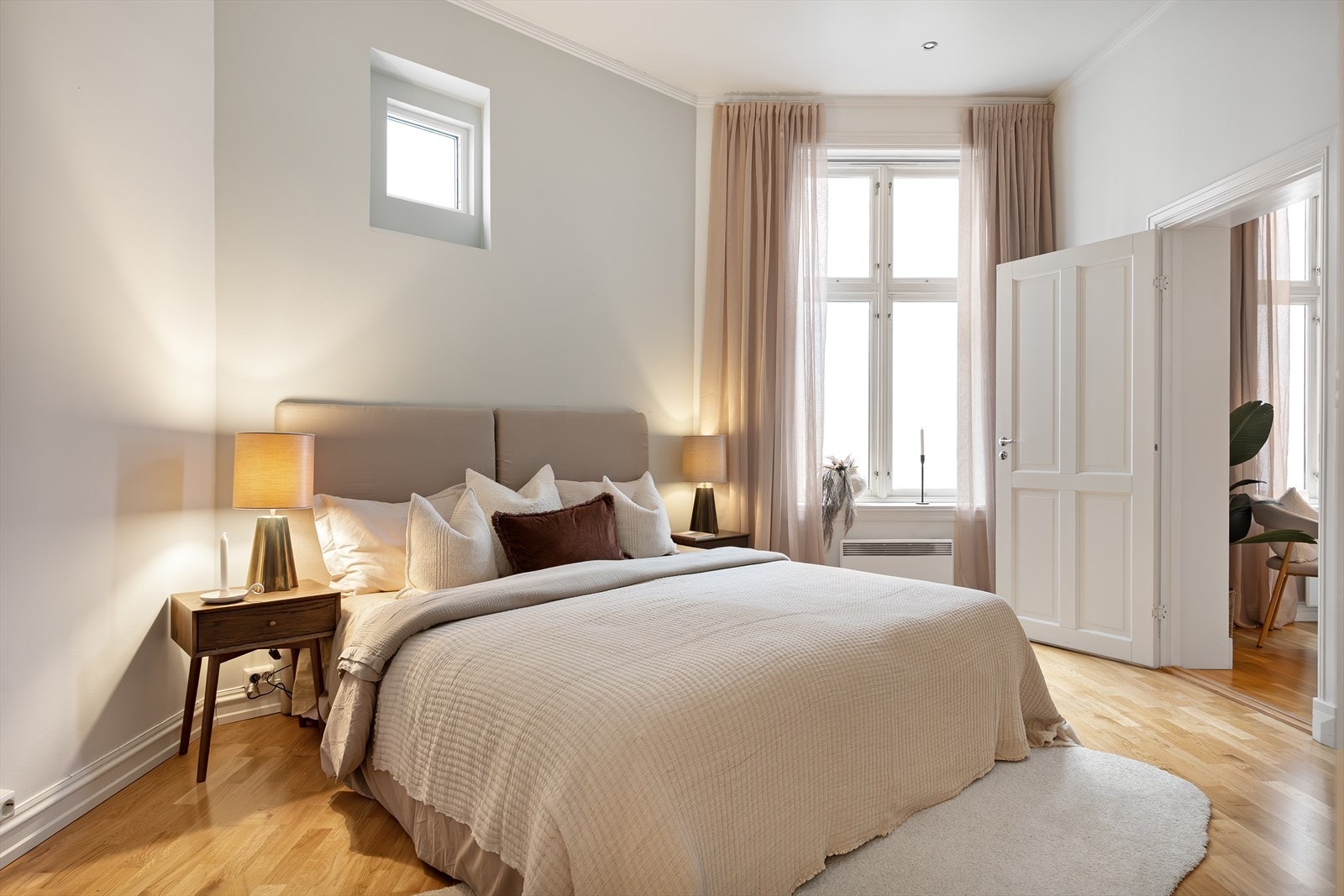 Romslig soverom med god plass til dobbeltseng og annet møblement. Galleribilde