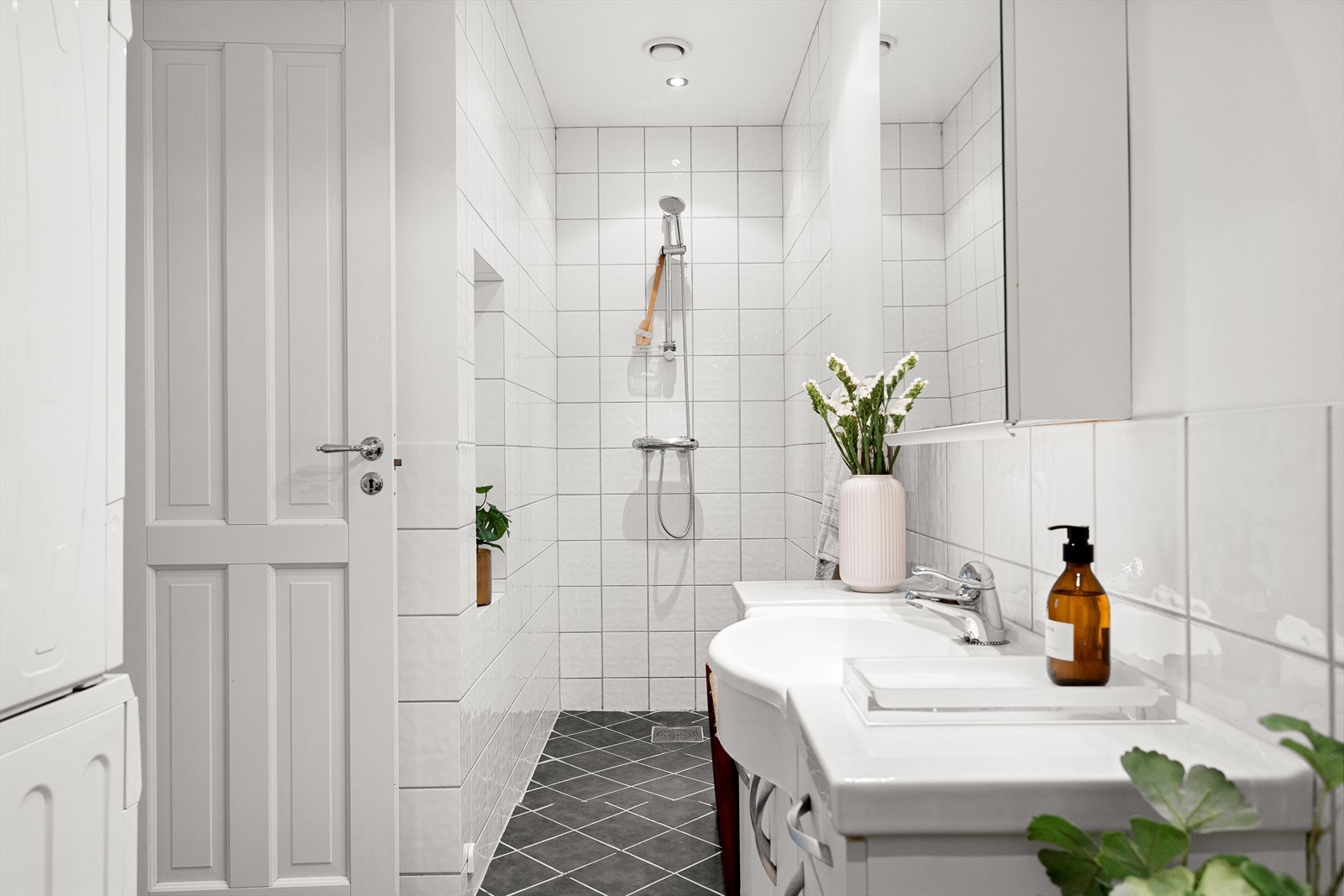 Videre inneholder badet dusjnisje, wc samt servantskap med ettgreps blandebatteri fra FM Mattsson. Galleribilde