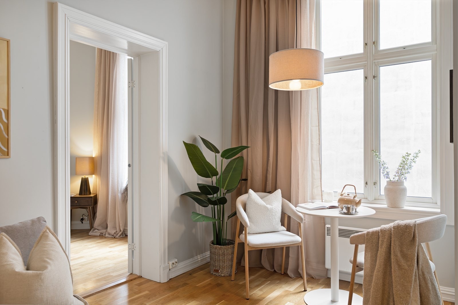 Den generøse takhøyden på 3,49 meter i stuen skaper en luftig og romslig atmosfære. Galleribilde