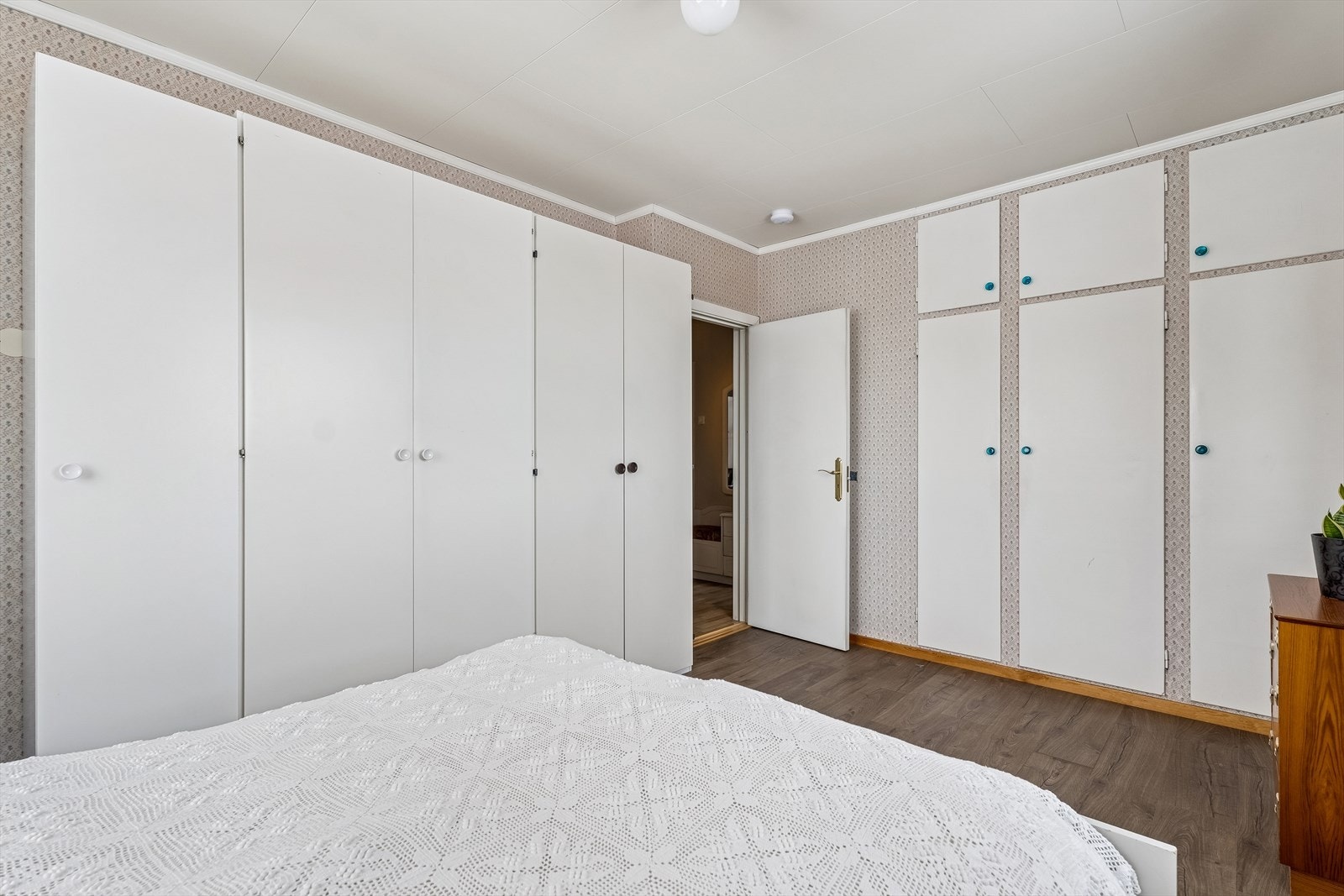 Rikelig med garderobeplass gir gode oppbevaringsmuligheter. Galleribilde