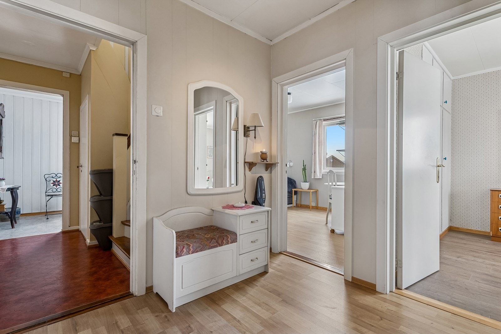 Fra gangen er det tilgang til etasjens ulike rom, samt trapp som fører til kjeller og andre etasje. Galleribilde