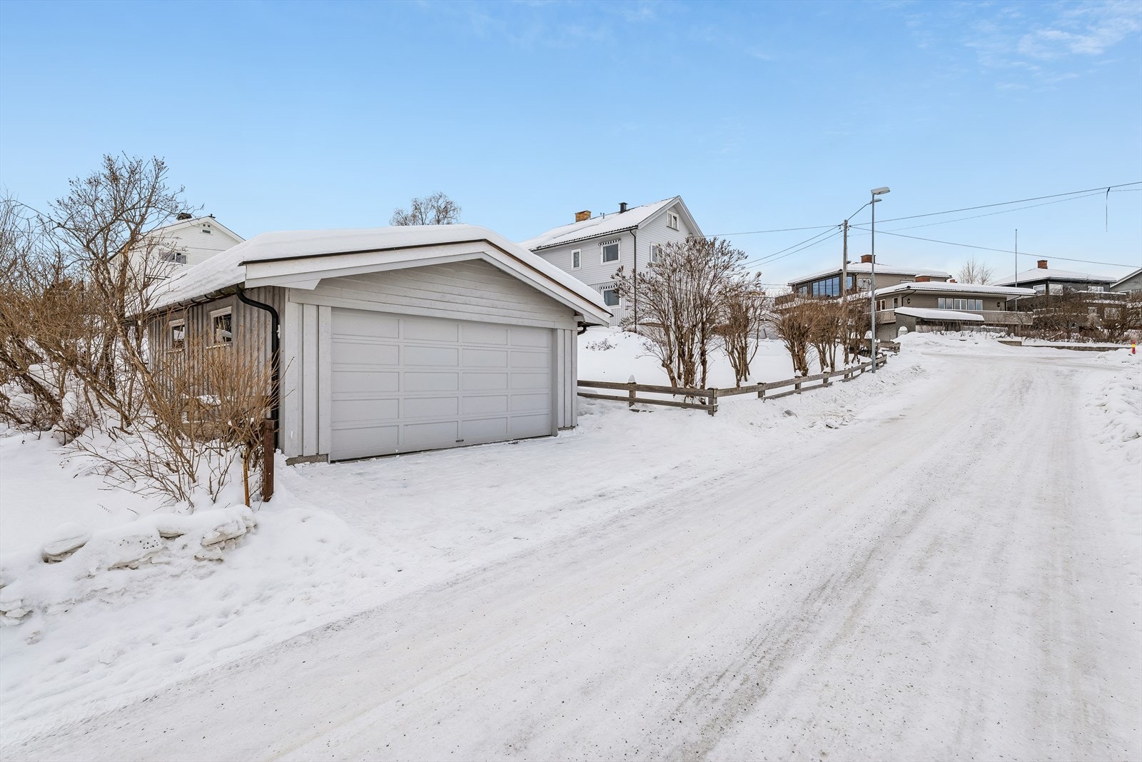Eiendommen inkluderer en frittstående garasje på 33 m² fra 1998 med innlagt strøm. Galleribilde