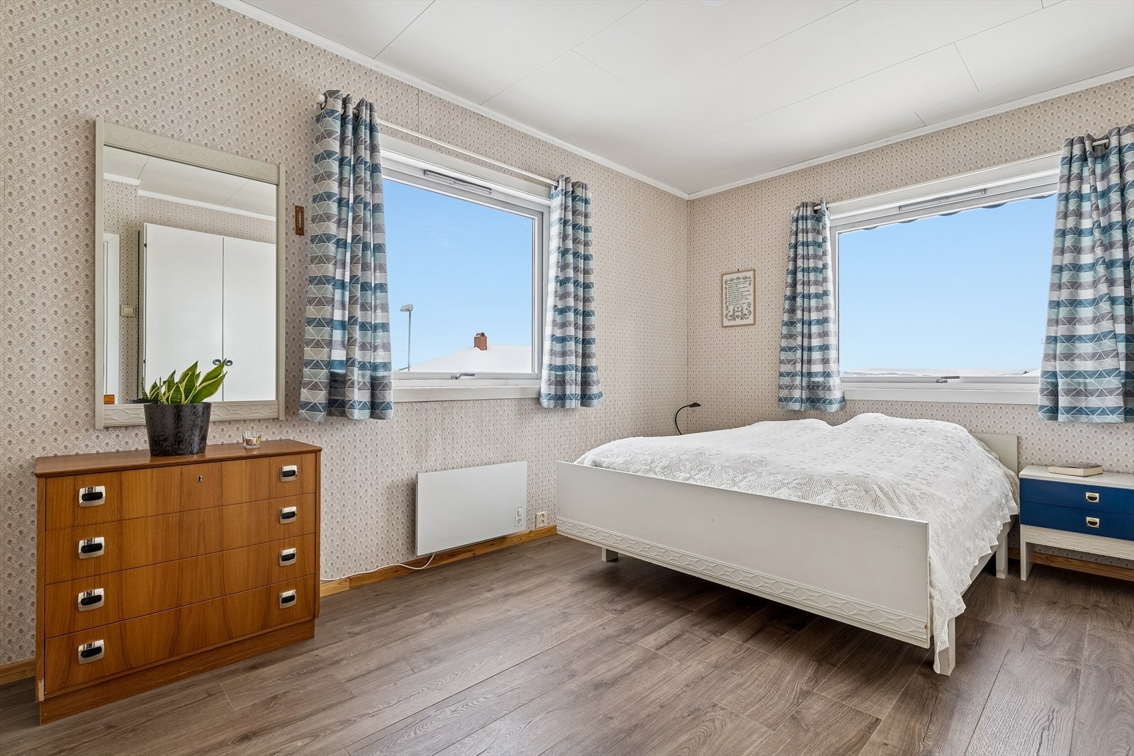 Det andre soverommet er også lyst og romslig, med laminat på gulvet. Galleribilde